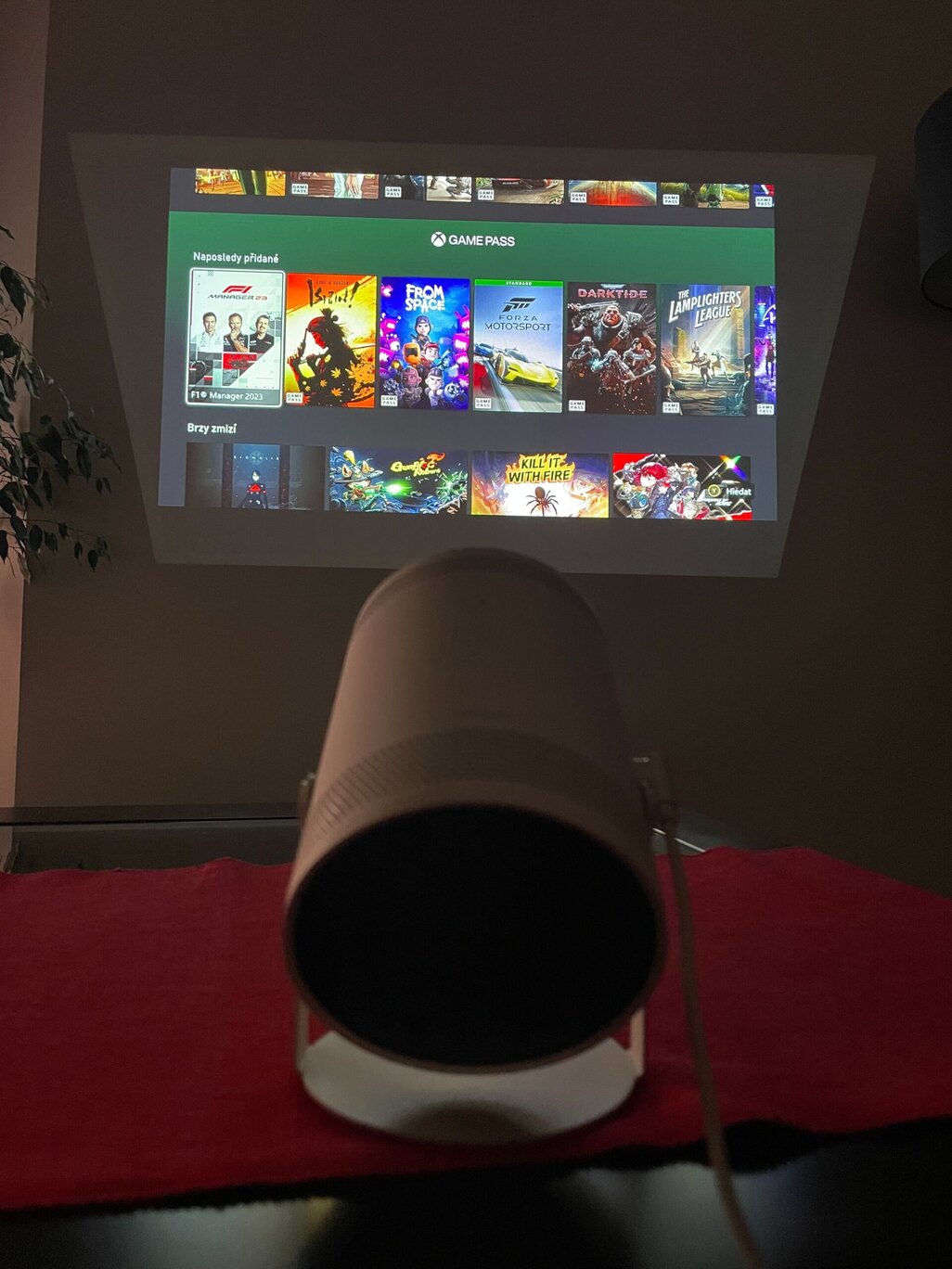 Projektor Samsung Freestyle 2. generace jako herní konzole.