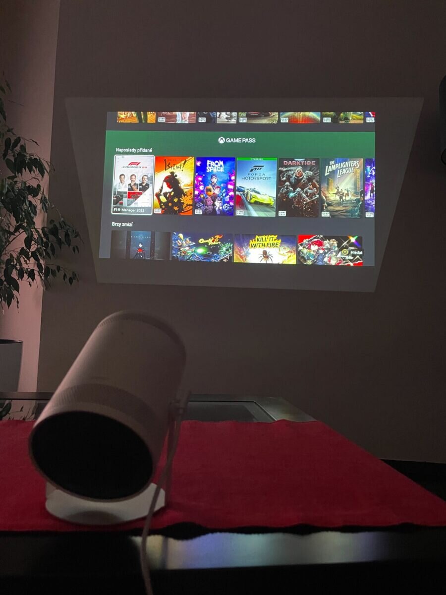 Projektor Samsung Freestyle 2. generace jako herní konzole.