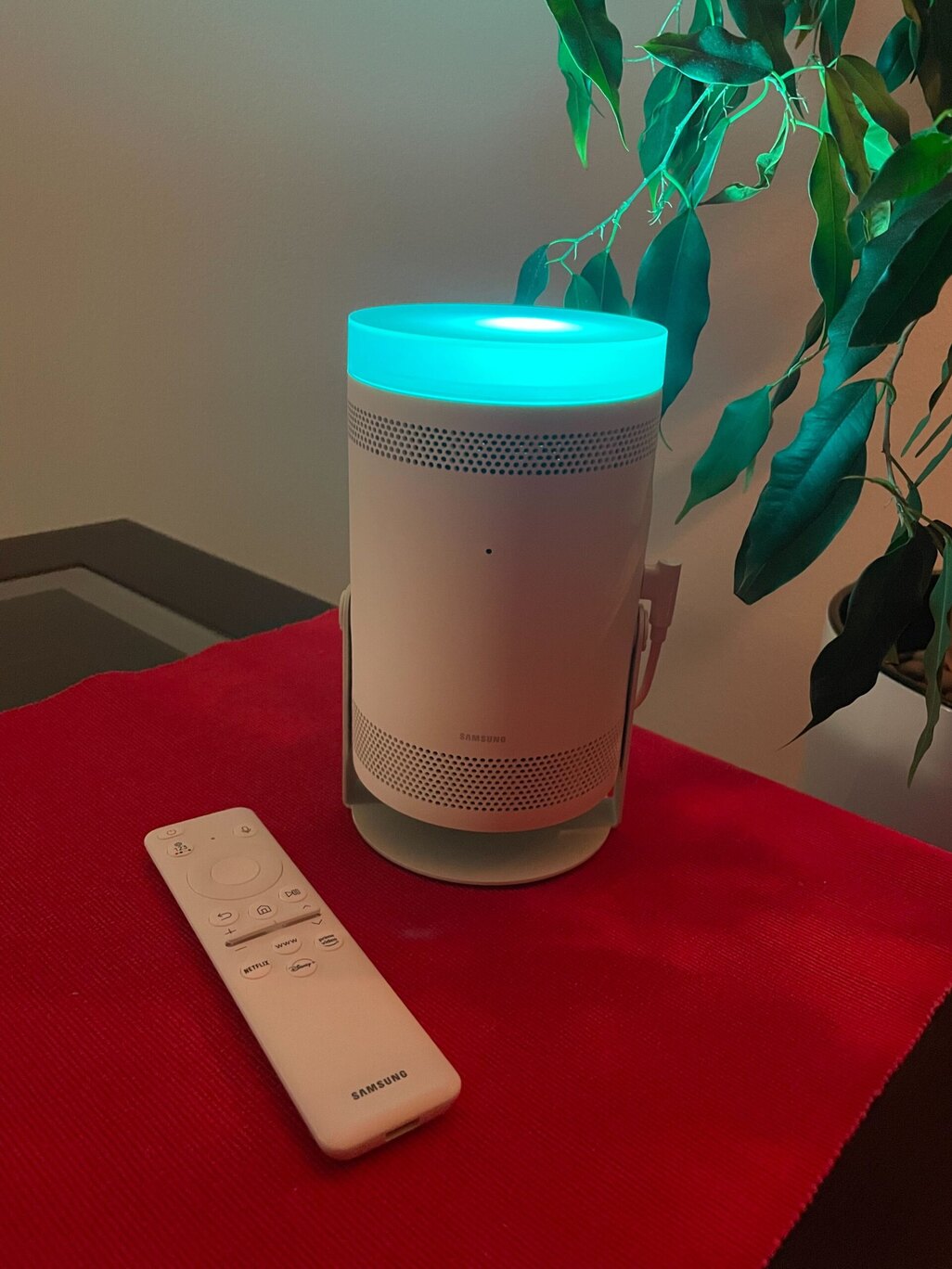 Projektor Samsung Freestyle 2. generace jako náladové osvětlení.