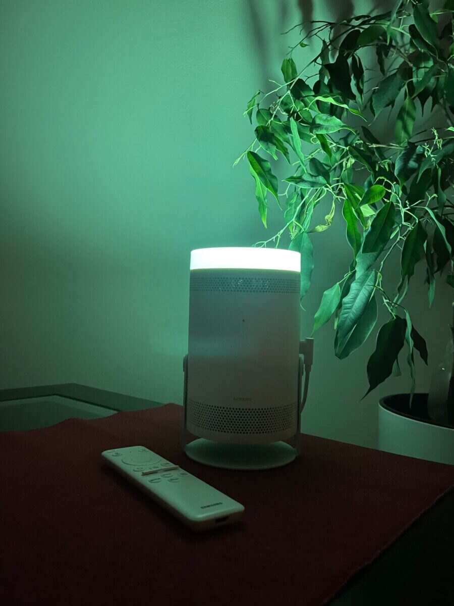 Projektor Samsung Freestyle 2. generace jako náladové osvětlení.