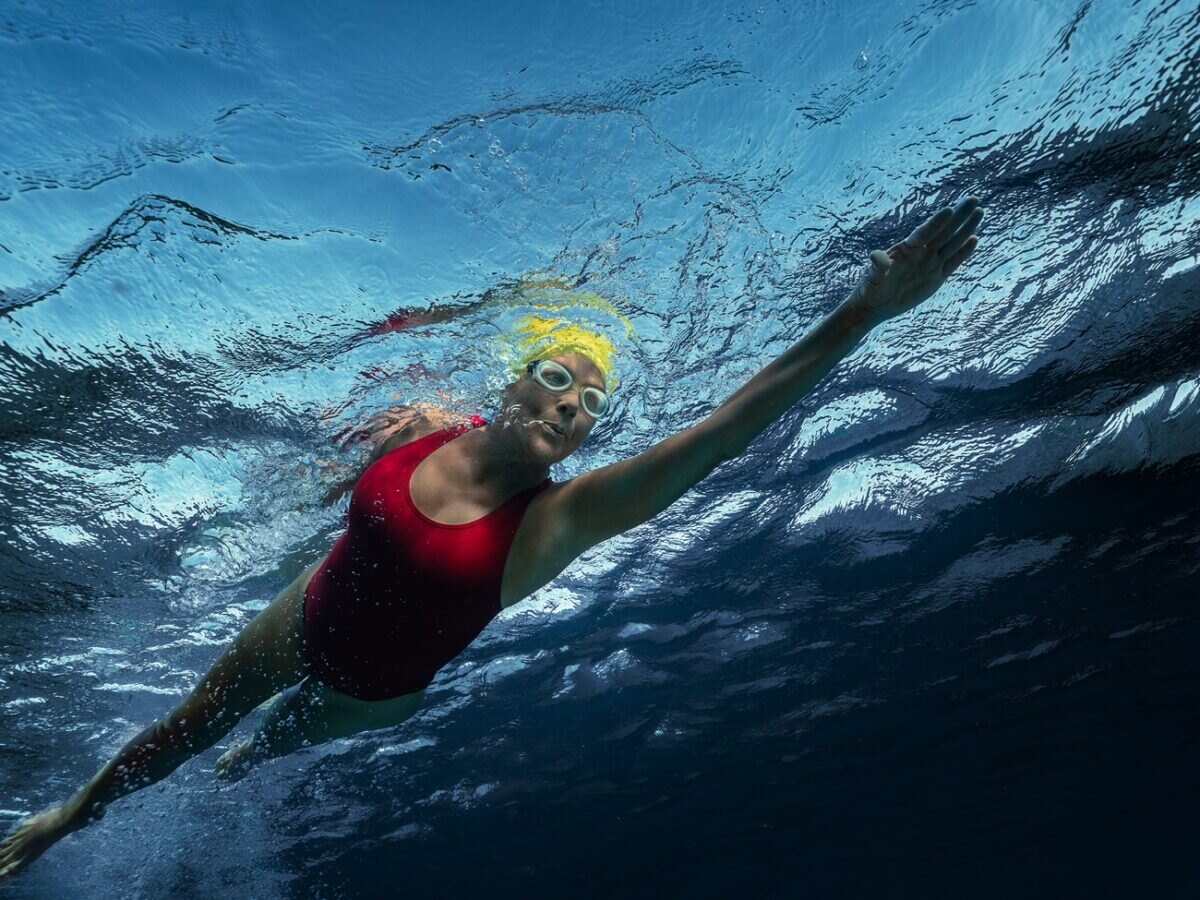 Diana Nyad v moři ve filmu Nyad
