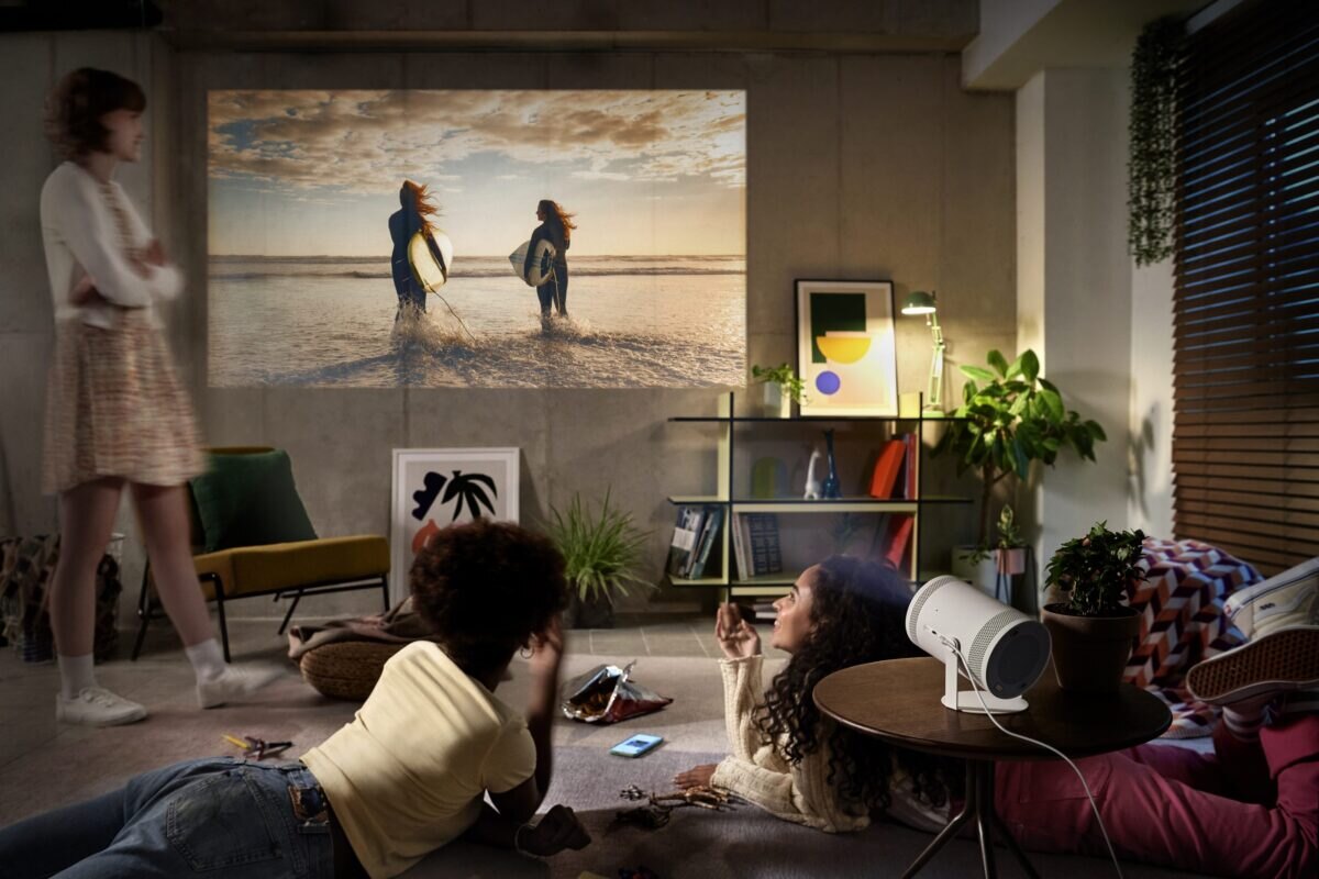 Lidé promítající si na zdi film z projektoru Samsung Freestyle 2. generace.