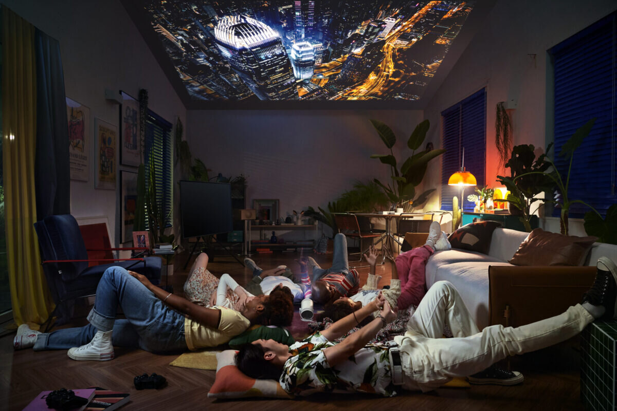 Lidé promítající si na stropě video z projektoru Samsung Freestyle 2. generace.