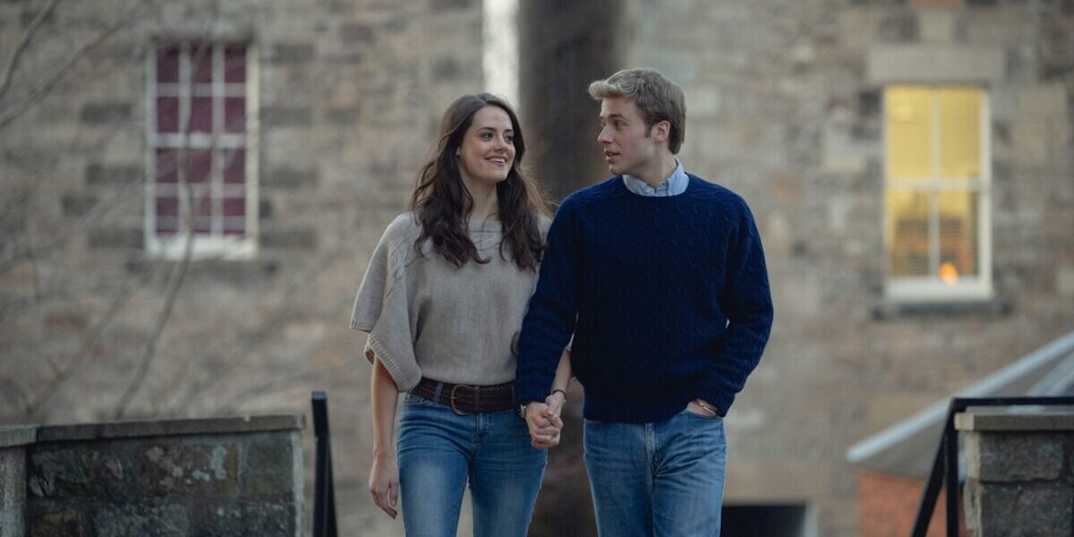 William a Kate držící se za ruce v 6. řadě seriálu Koruna.