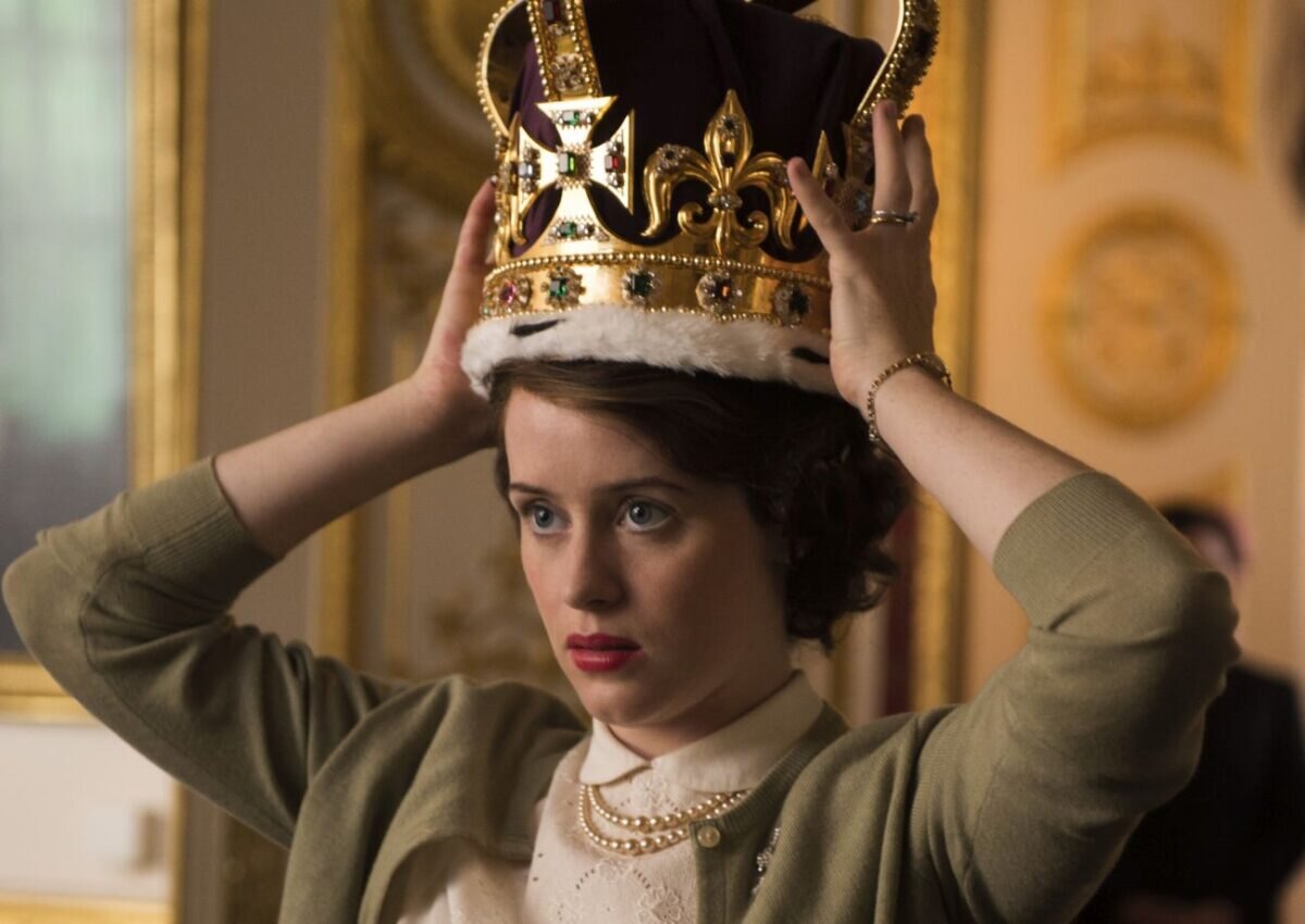Claire Foy si nasazuje korunu jako královna Alžběta v 1. řadě seriálu Koruna.
