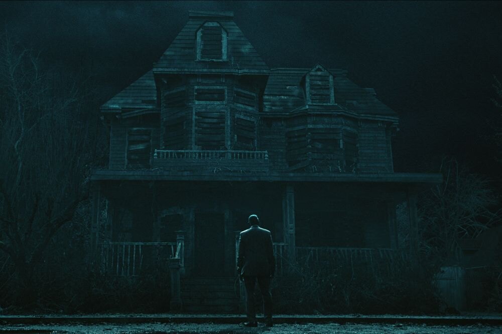 Tajemný dům ve tmě v hororovém seriálu Pád domu Usherů.