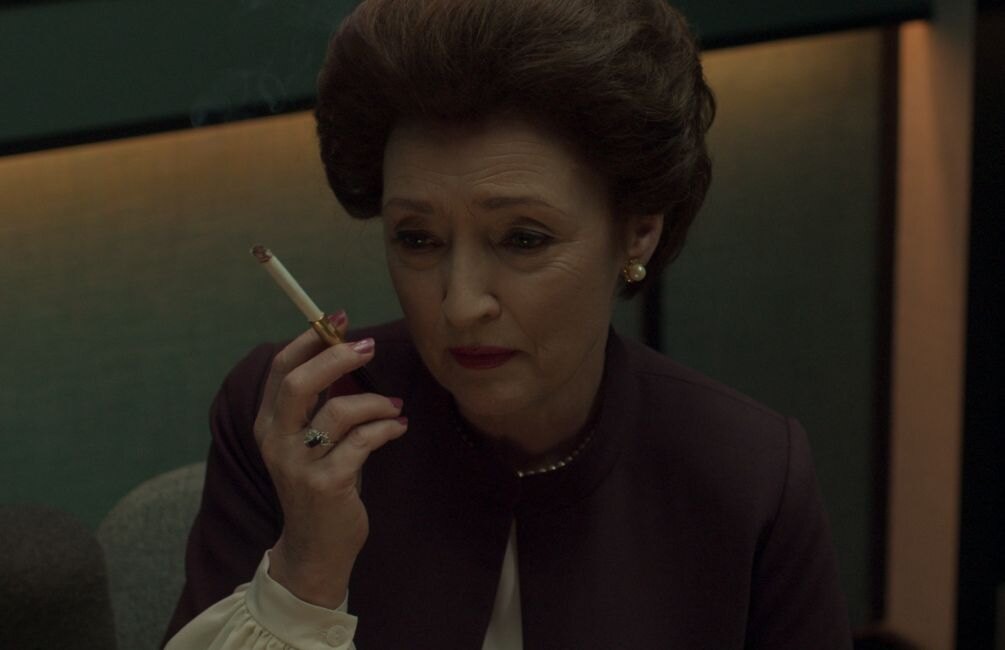 Lesley Manville jako princezna Margaret držící cigaretu v 5. řadě seriálu Koruna.