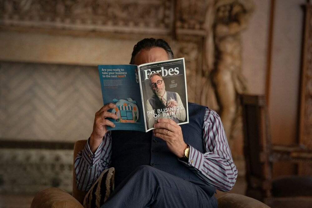 Andy Garcia jako Neel si čte časopis Forbes.