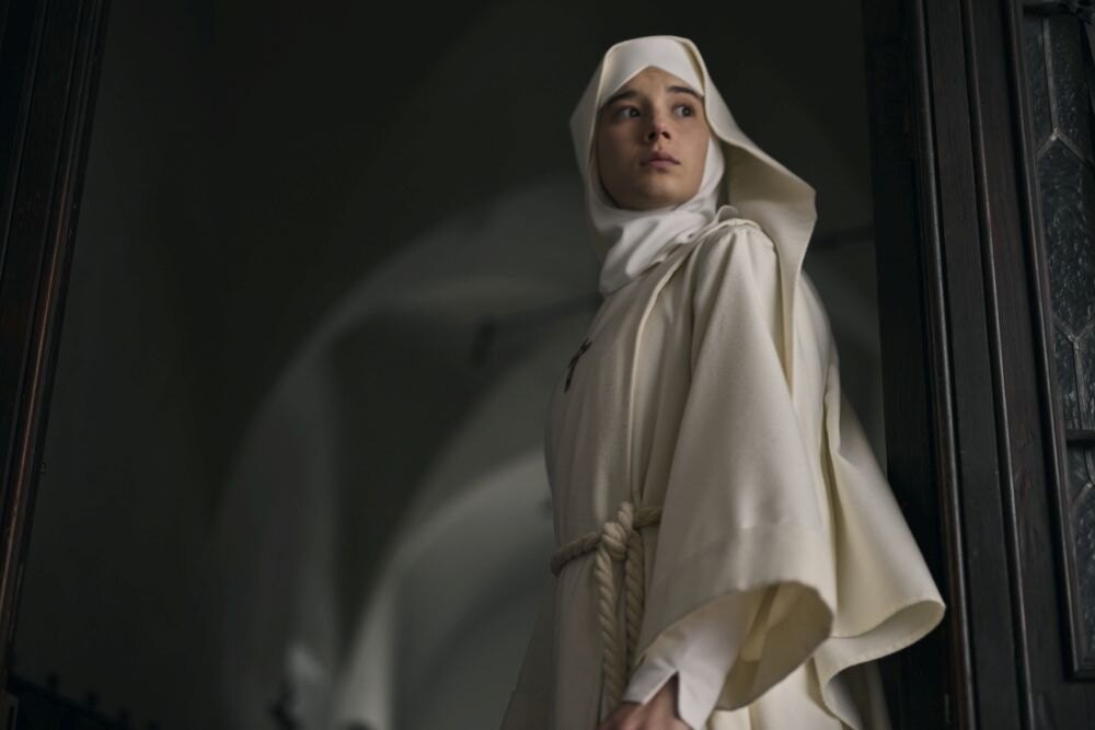Aria Bedmar jako sestra Narcisa v seriálu Sestra Smrt.
