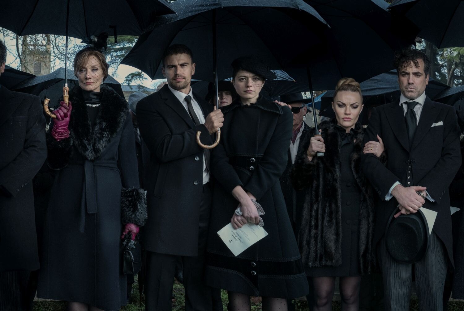 L-R Joely Richardson, Theo James, Jasmine Blackborow, Chanel Cresswell a Daniel Ings v seriálu Gentlemani.