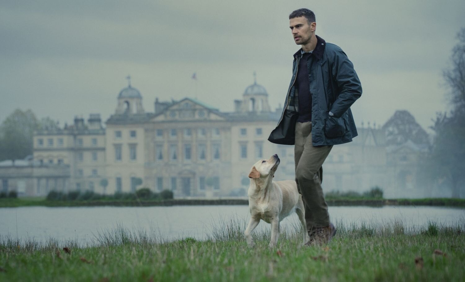 Theo James v seriálu Gentlemani.