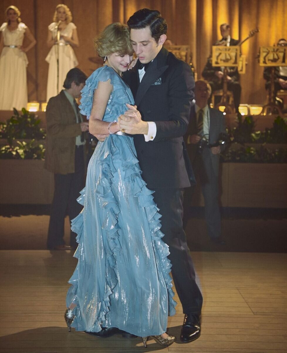 Emma Corrin jako princezna Diana a Josh O. Connor jako princ Charles tancují