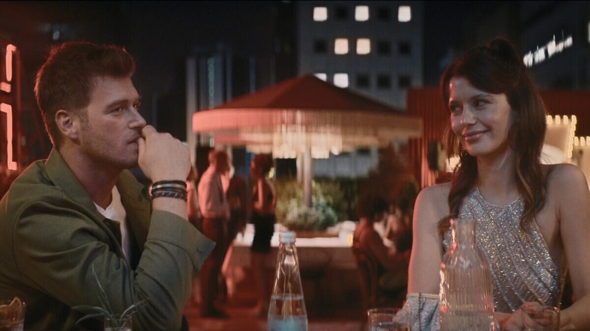 Mehmet a Serin na skleničce ve filmu Istanbul, poslední výzva