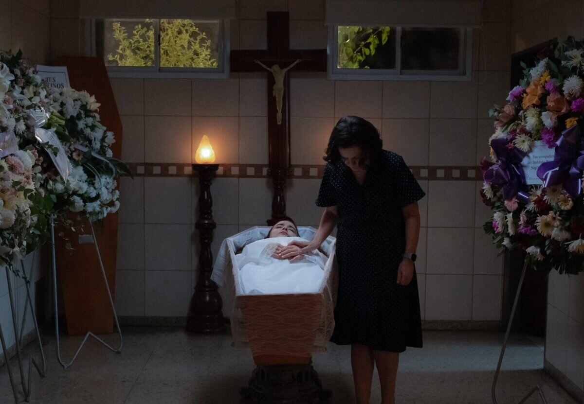 Pohřeb zavražděné dcery ve filmu Elena to ví
