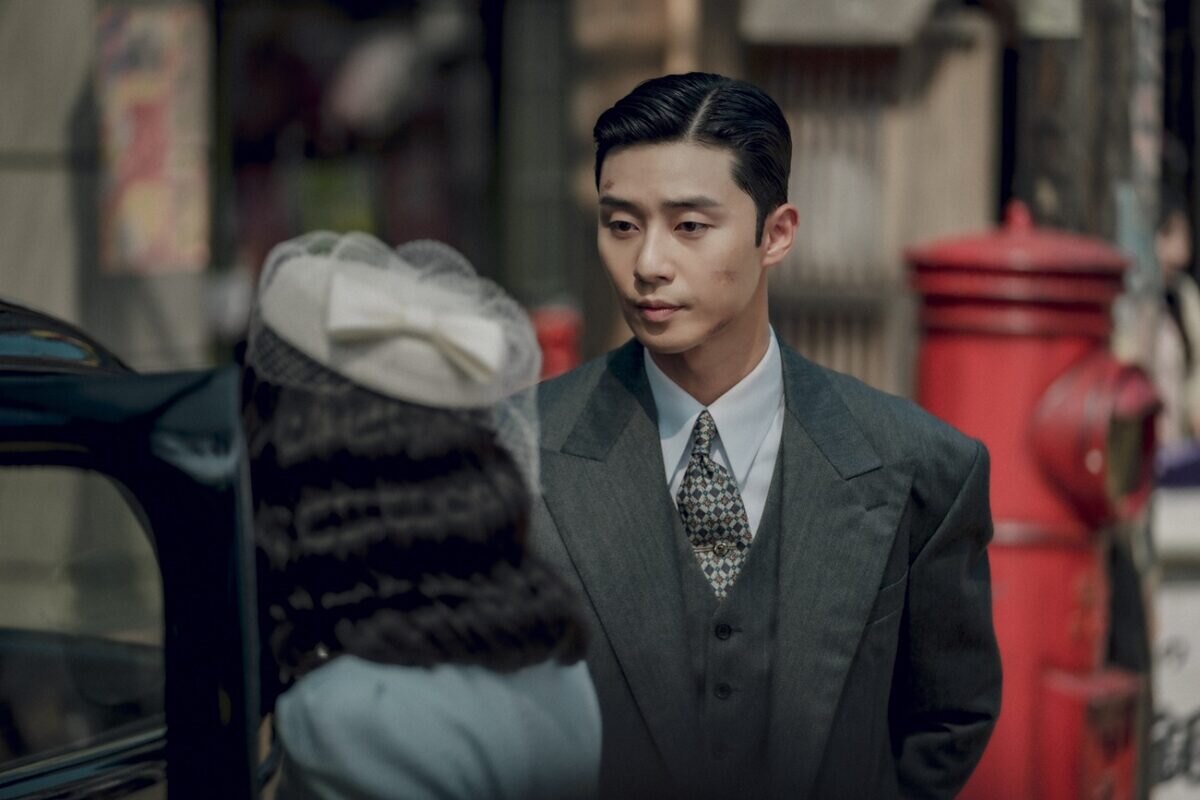 Park Seo Joon v obleku jako elegán v seriálu Příšera ze starého Soulu