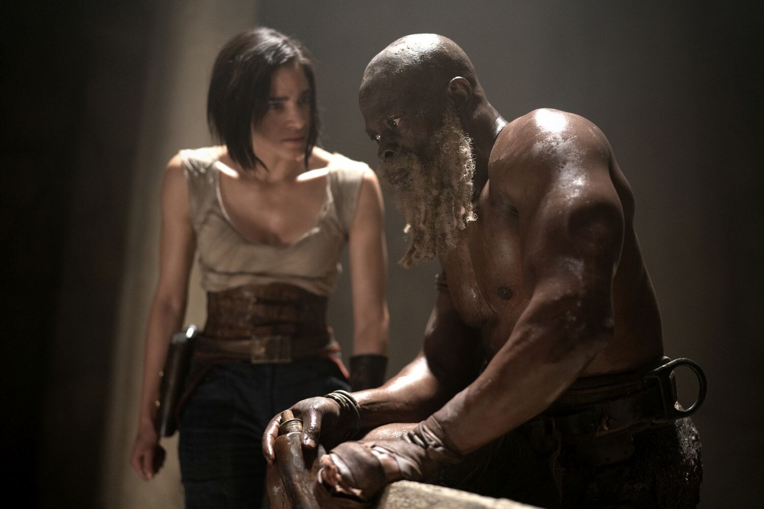 Sofia Boutella jako Kora a Djimon Hounsou a Titus ve sci-fi eposu Rebel Moon.