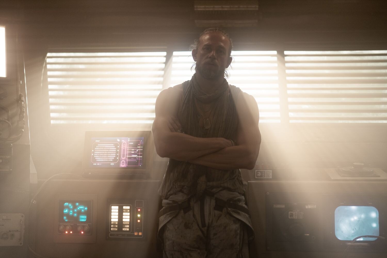 Charlie Hunnam jako Kai ve sci-fi eposu Rebel Moon.