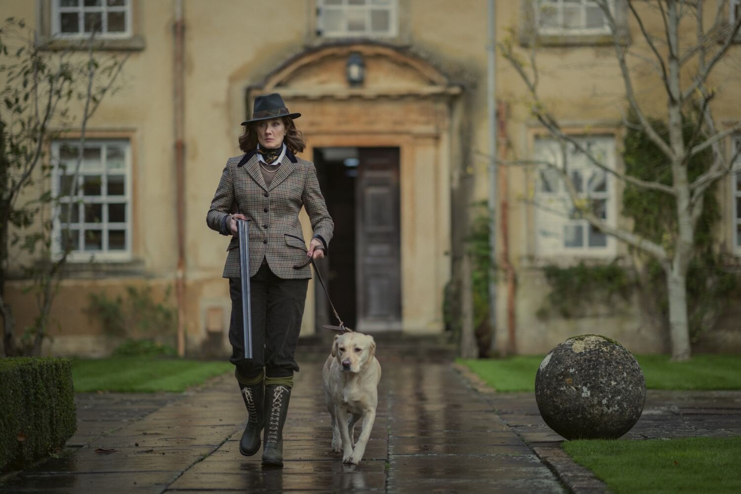 Joely Richardson v seriálu Gentlemani.