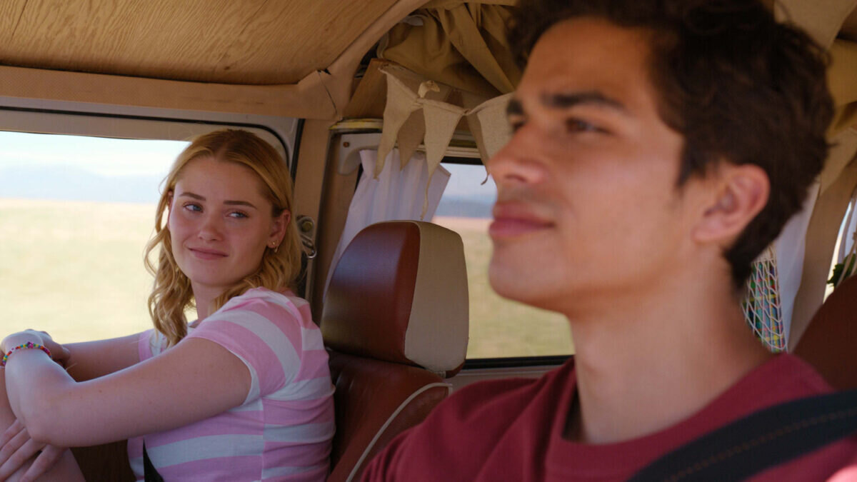 Mia a Kyle v autě ve filmu Uvidím tě na Venuši