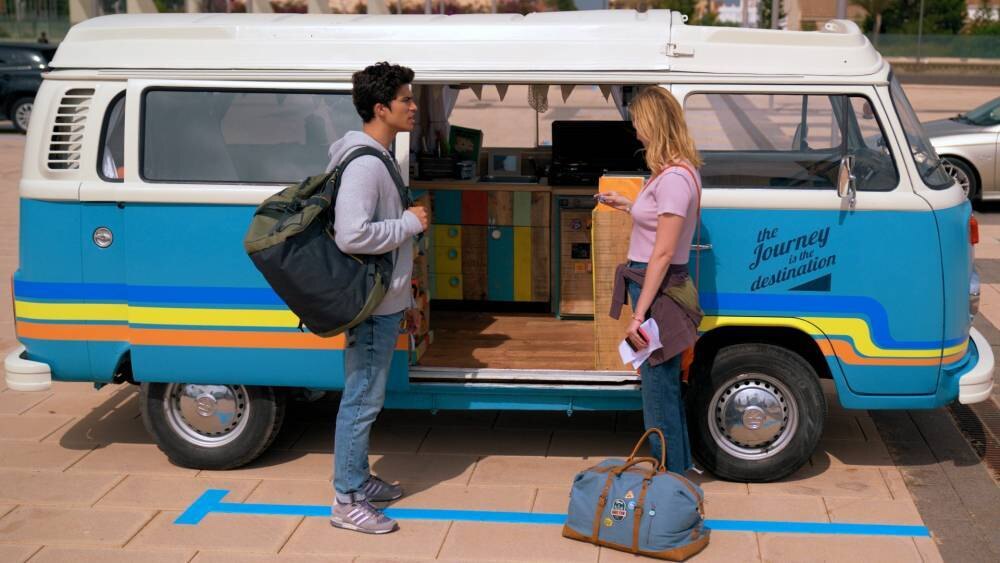 Mia a Kyle stojí před autobusem ve filmu Uvidím tě na Venuši