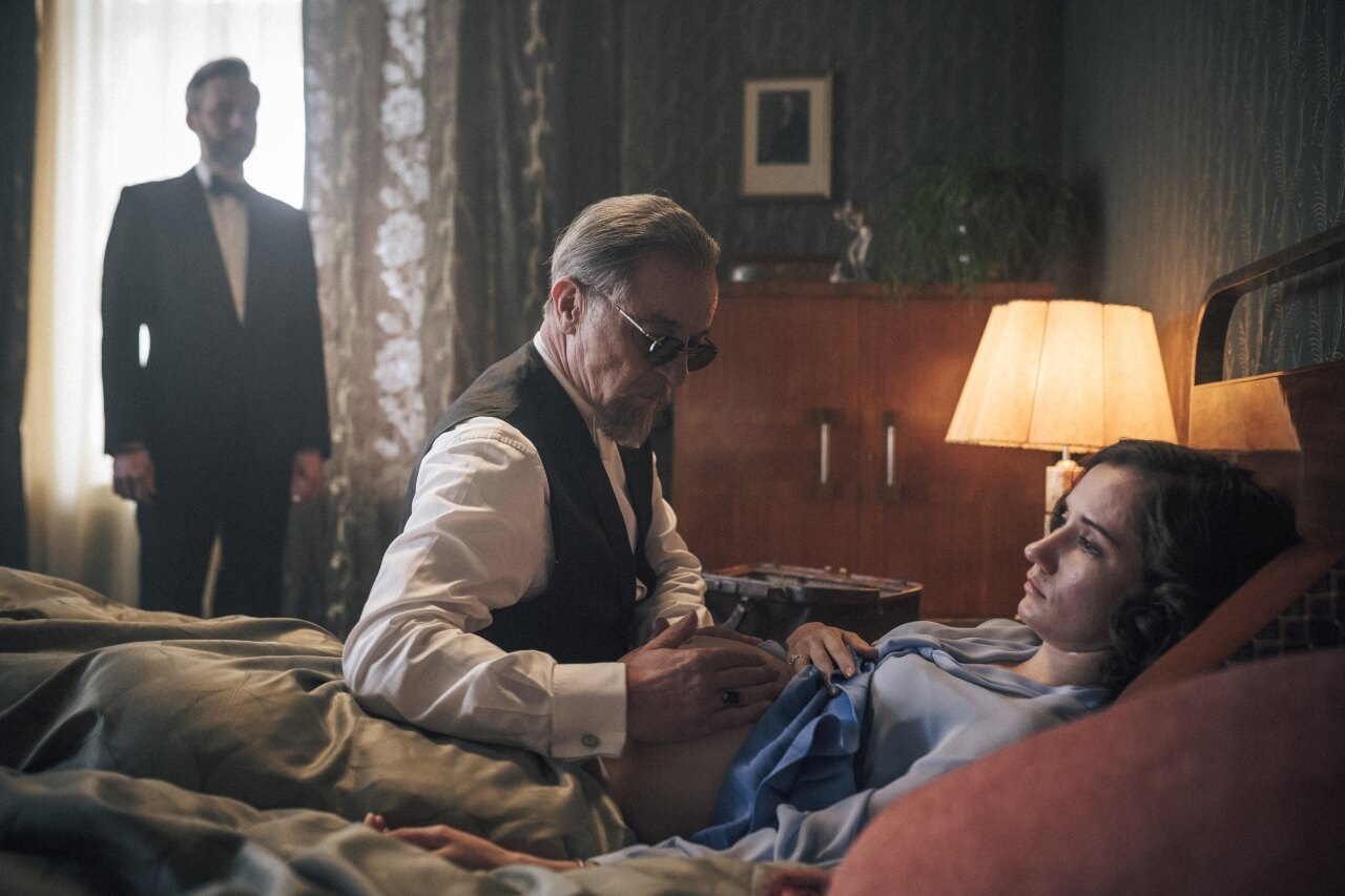 Doktor vyšetřuje těhotnou Helenu ve filmu Úsvit