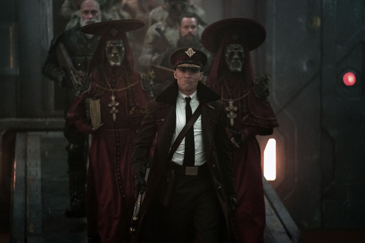 Ed Skrein jako Admirál Noble ve sci-fi eposu Rebel Moon.