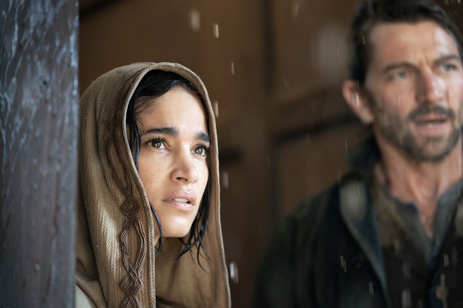 Sofia Boutella jako Kora a Michiel Huisman jako Gunnar ve sci-fi eposu Rebel Moon.