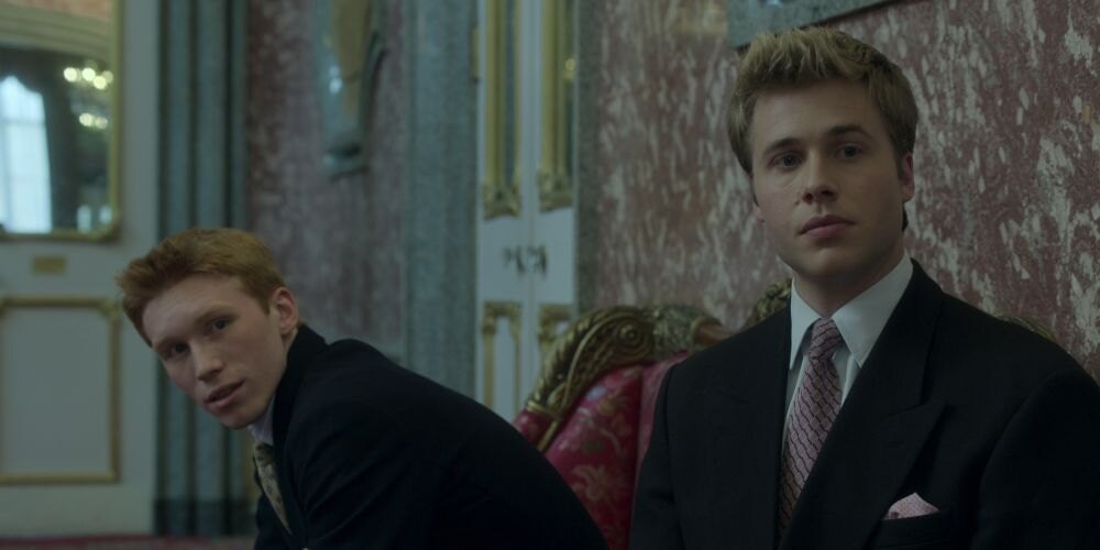 Princové Harry a William v seriálu Koruna.