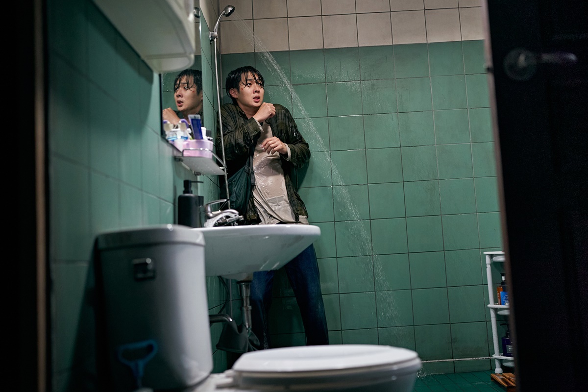 Mladík na toaletě v seriálu Vražedný paradox