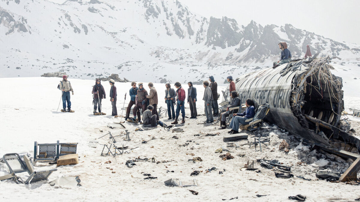 Muži u vraku letadla v Andách. Sněžné bratrstvo.