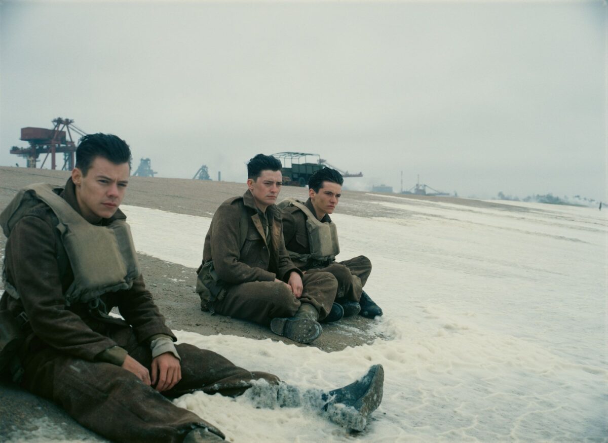 Harry Styles, Aneurin Barnard a Fionn Whitehead ve válečném snímku Dunkerk. 