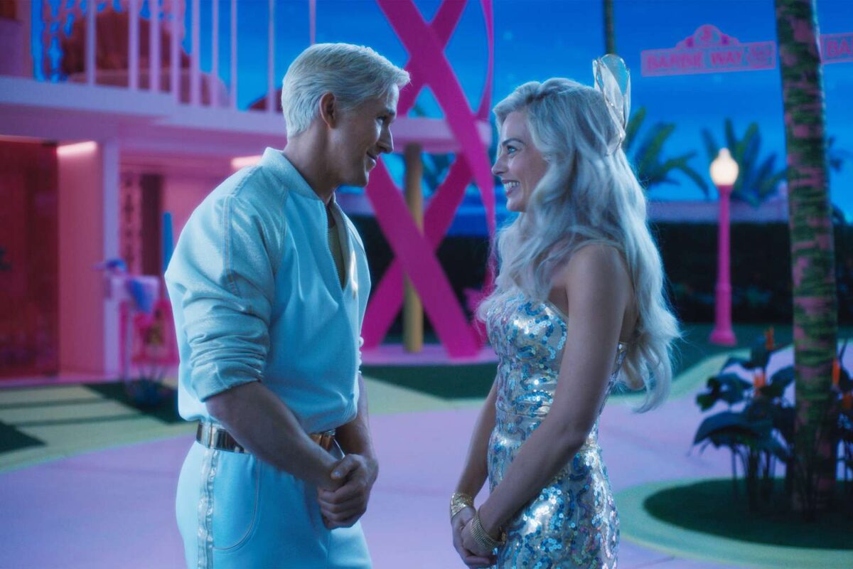Hraní Barbie (Margot Robbie) a Ken (Ryan Gosling) v populárním filmu Barbie (2023).