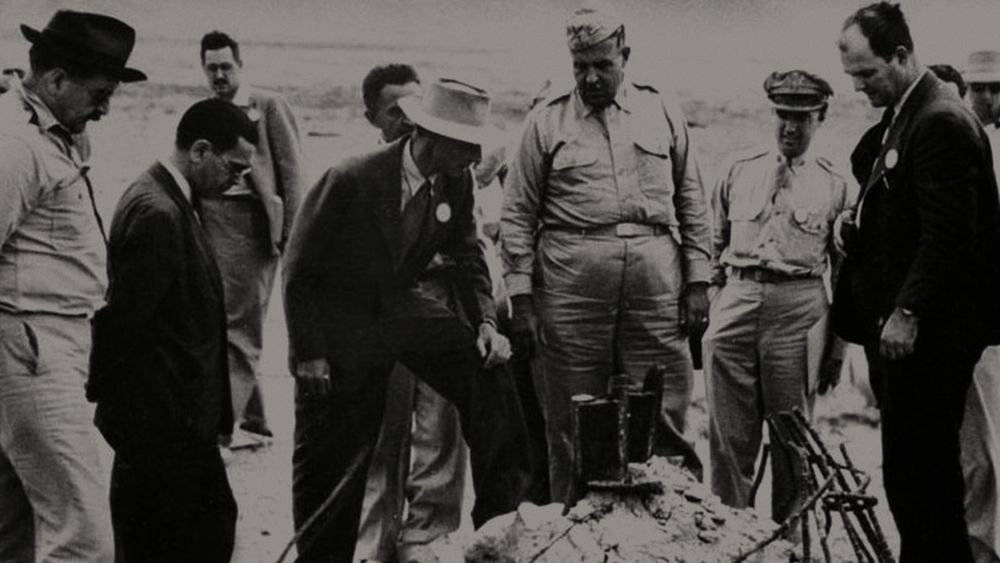 J. Robert Oppenheimer a general Leslie Groves během Trinity Testu