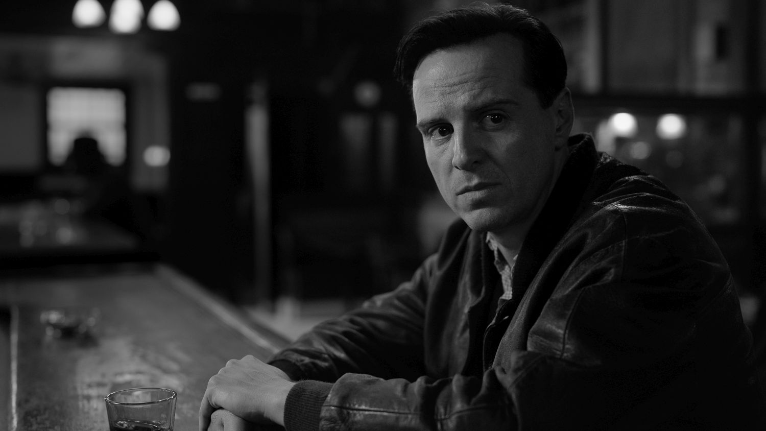 Andrew Scott jako Tom Ripley v minisérii Ripley.