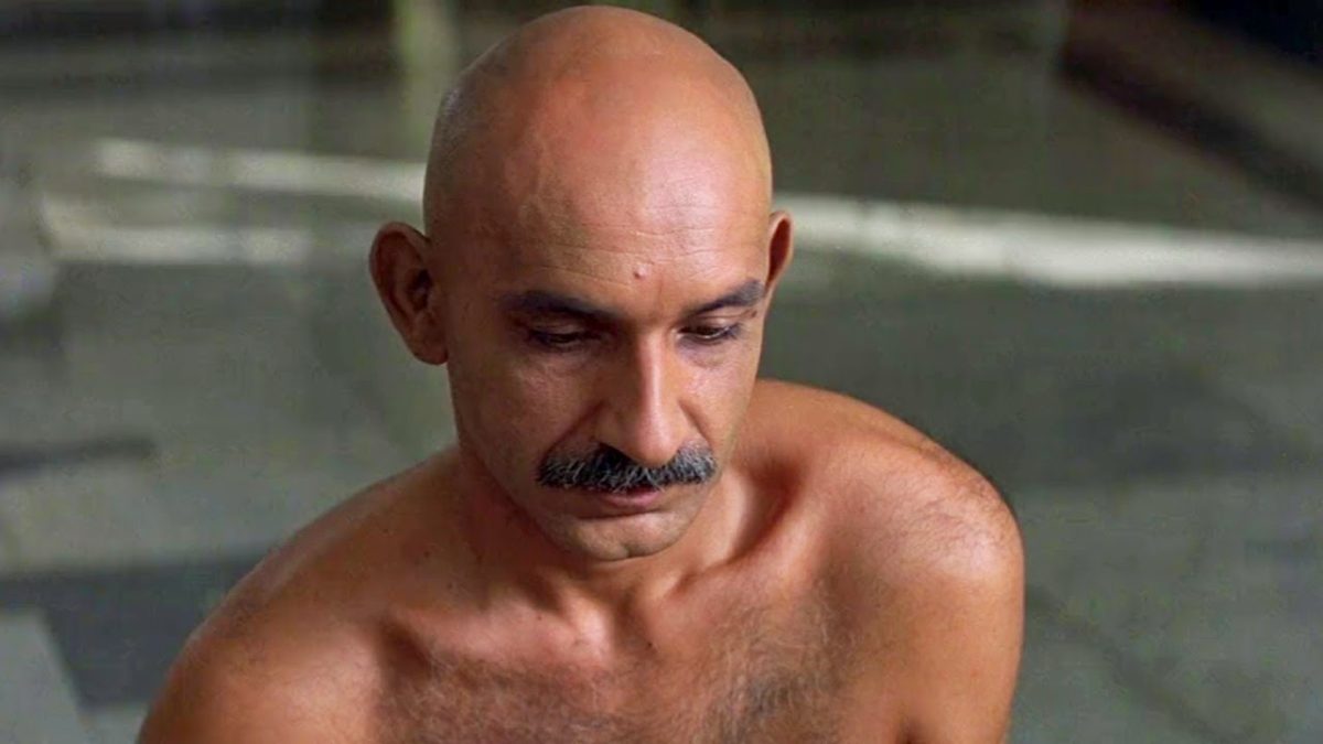 Ben Kingsley jako Gándhí.