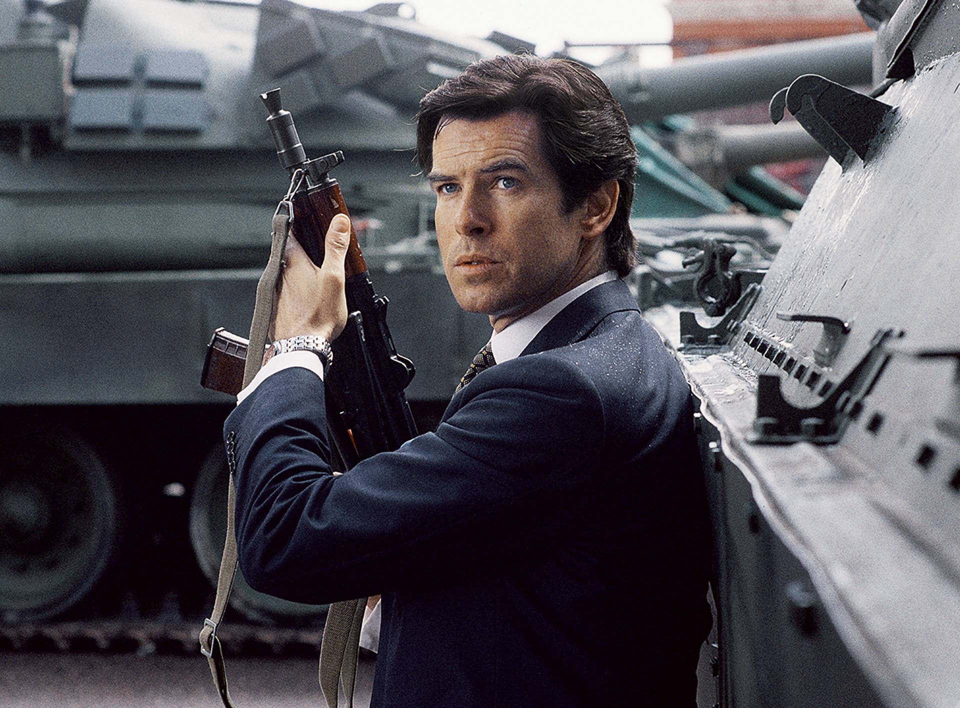 Pierce Brosnan jako James Bond.