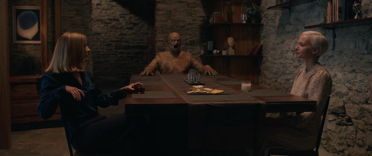 Nic podobného letos v kině neuvidíte, hlásí první recenze. Napínavý horor Duše prokletých se však líbí víc v zahraničí, než v Česku