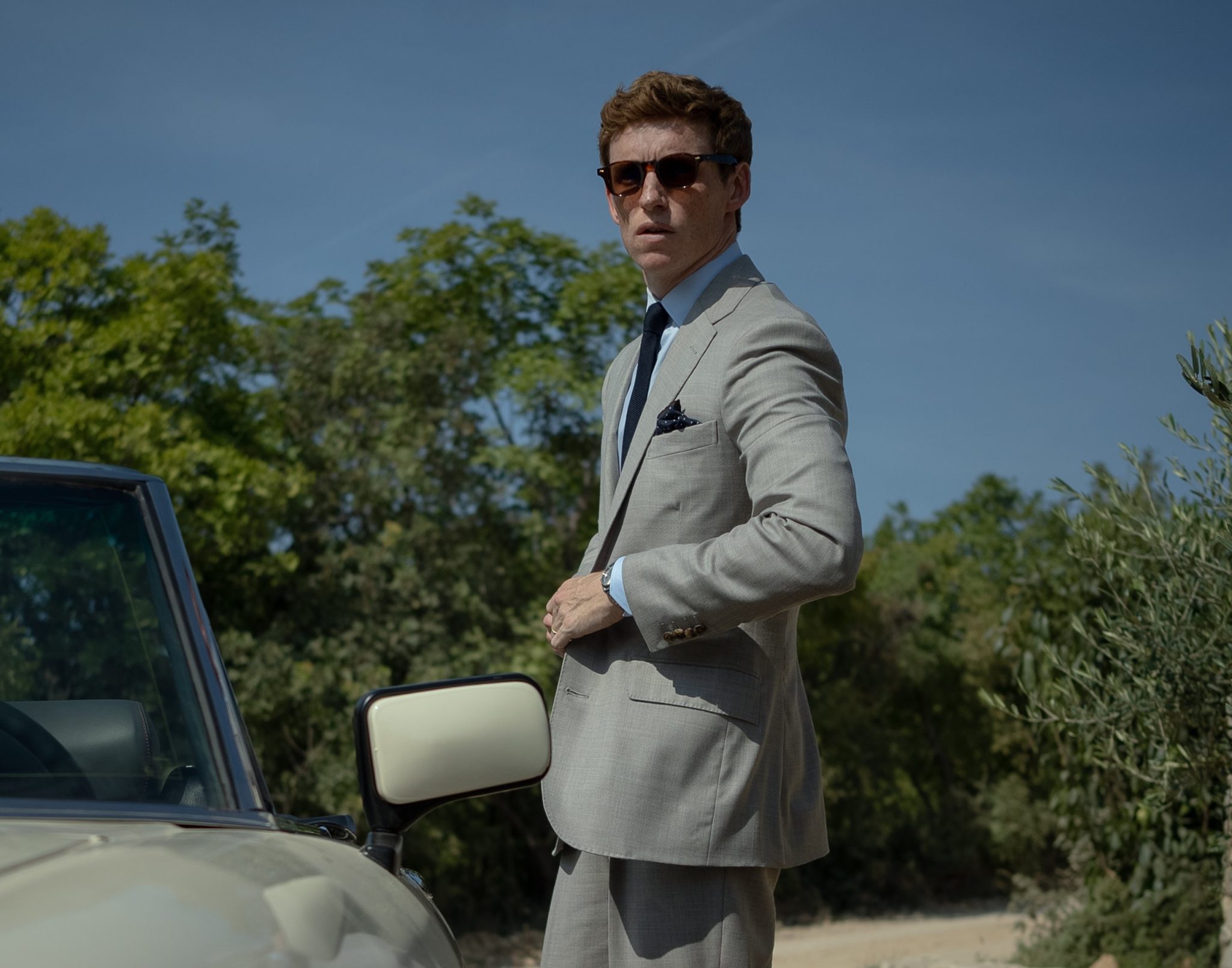Série plná akce a napětí: Eddie Redmayne zazáří v nové předělávce úspěšného temného thrilleru Den Šakala