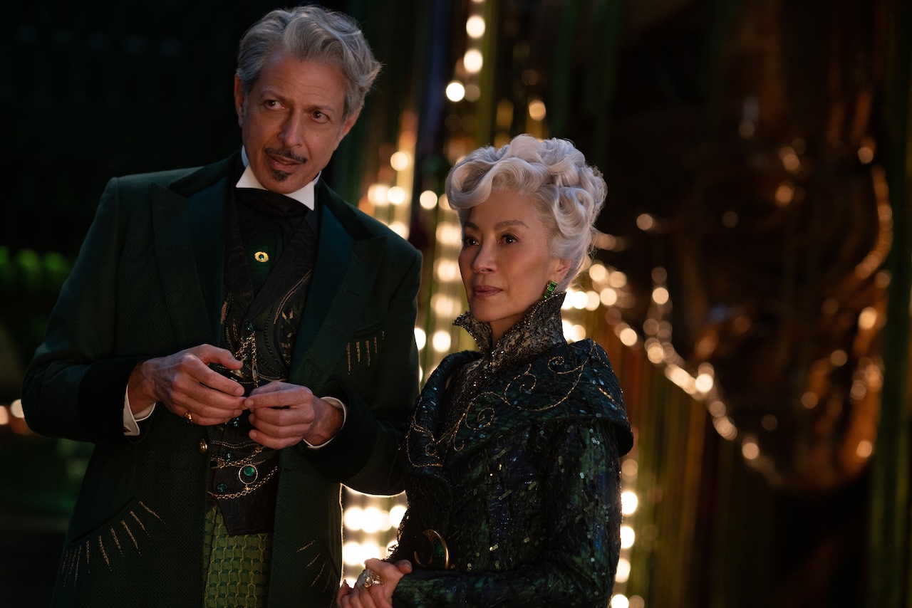 Nejzábavnější film letošního roku míří do českých kin: V Čarodějce září Ariana Grande i fešák z Brigertonových