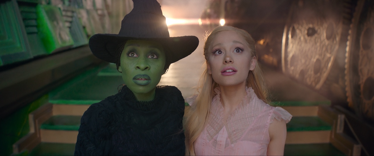 Nejzábavnější film letošního roku míří do českých kin: V Čarodějce září Ariana Grande i fešák z Brigertonových