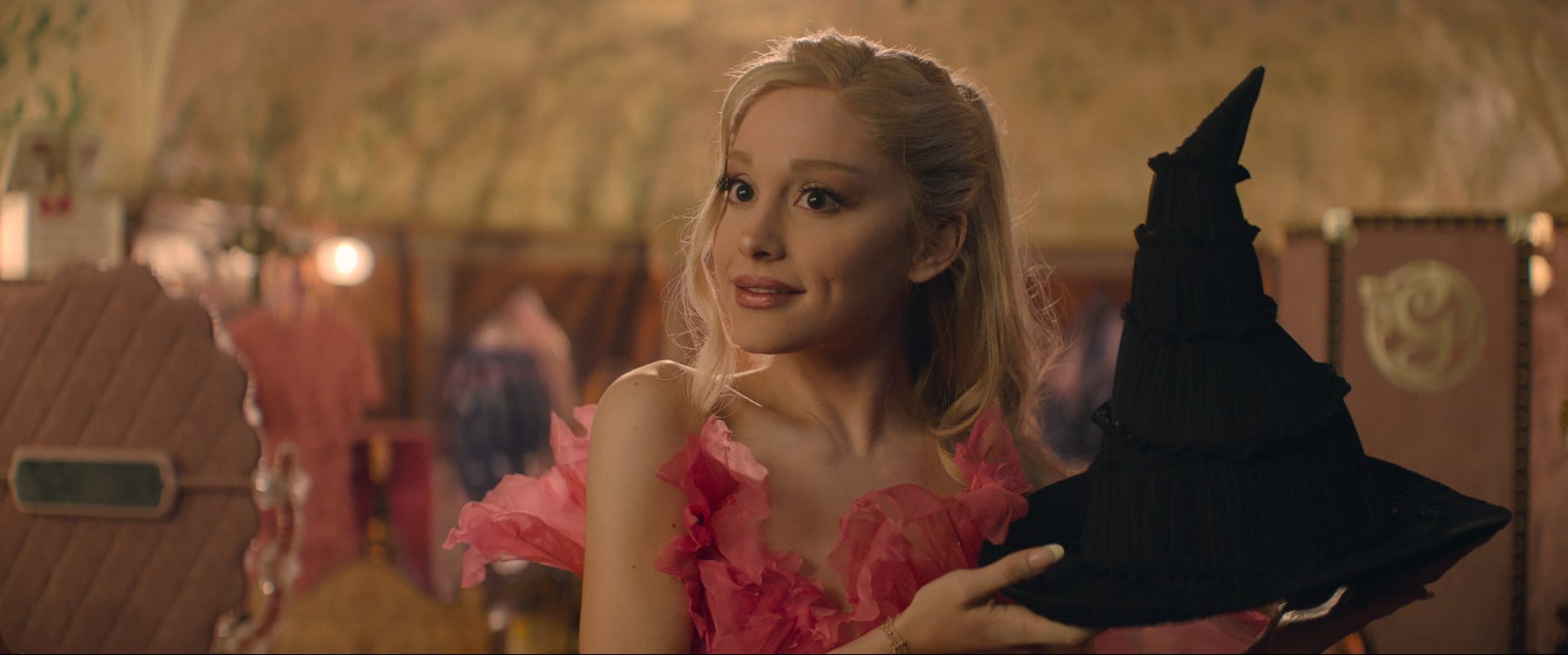 Nejzábavnější film letošního roku míří do českých kin: V Čarodějce září Ariana Grande i fešák z Brigertonových