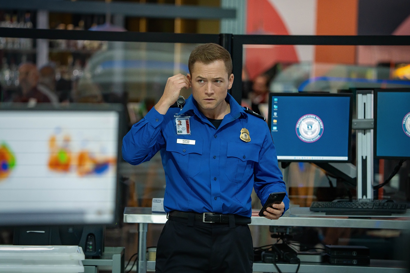 Taron Egerton ve filmu Příručák