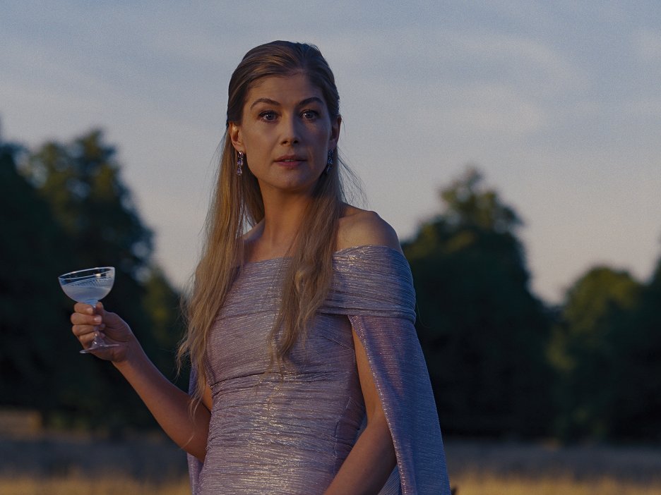Rosamund Pike ve filmu Saltburn. 