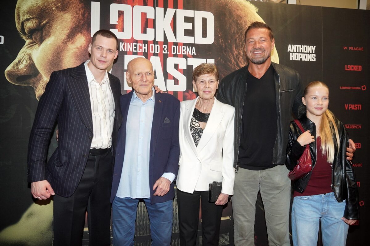 Petr Jákl s rodinou a Bill Skarsgård