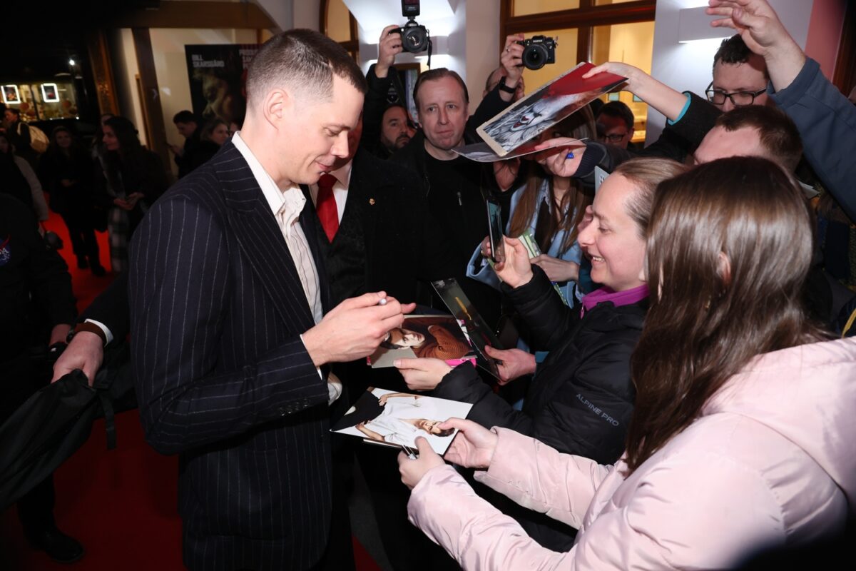 Bill Skarsgård se podepisuje fanouškům