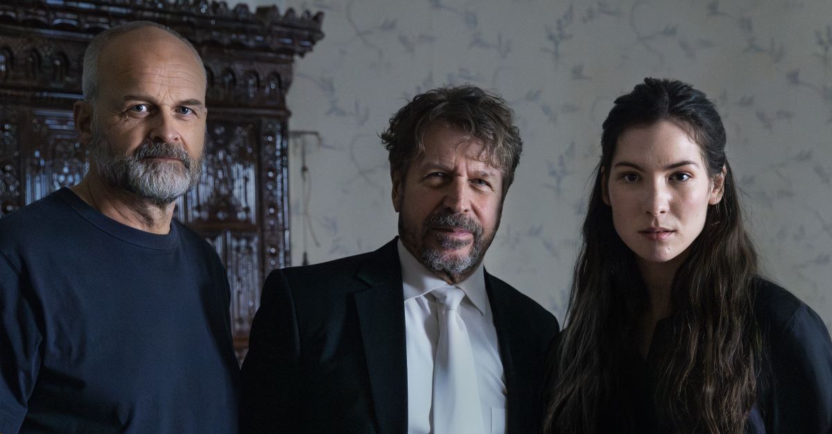 Pod skleněnou kupolí (The Glass Dome)