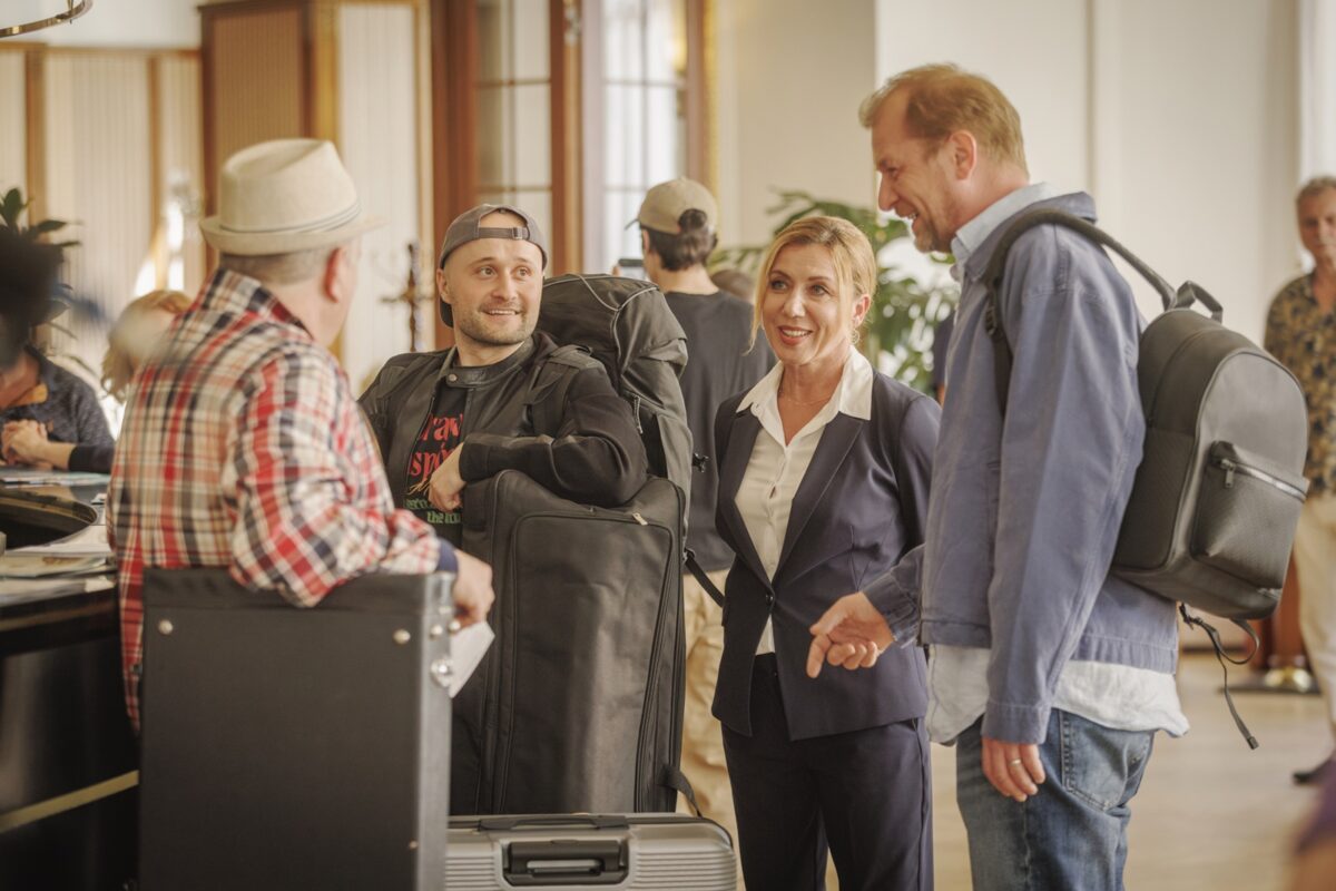 Šviháci - Skupina s Gabrielou Dzuríkovou coby ředitelkou lázeňského hotelu