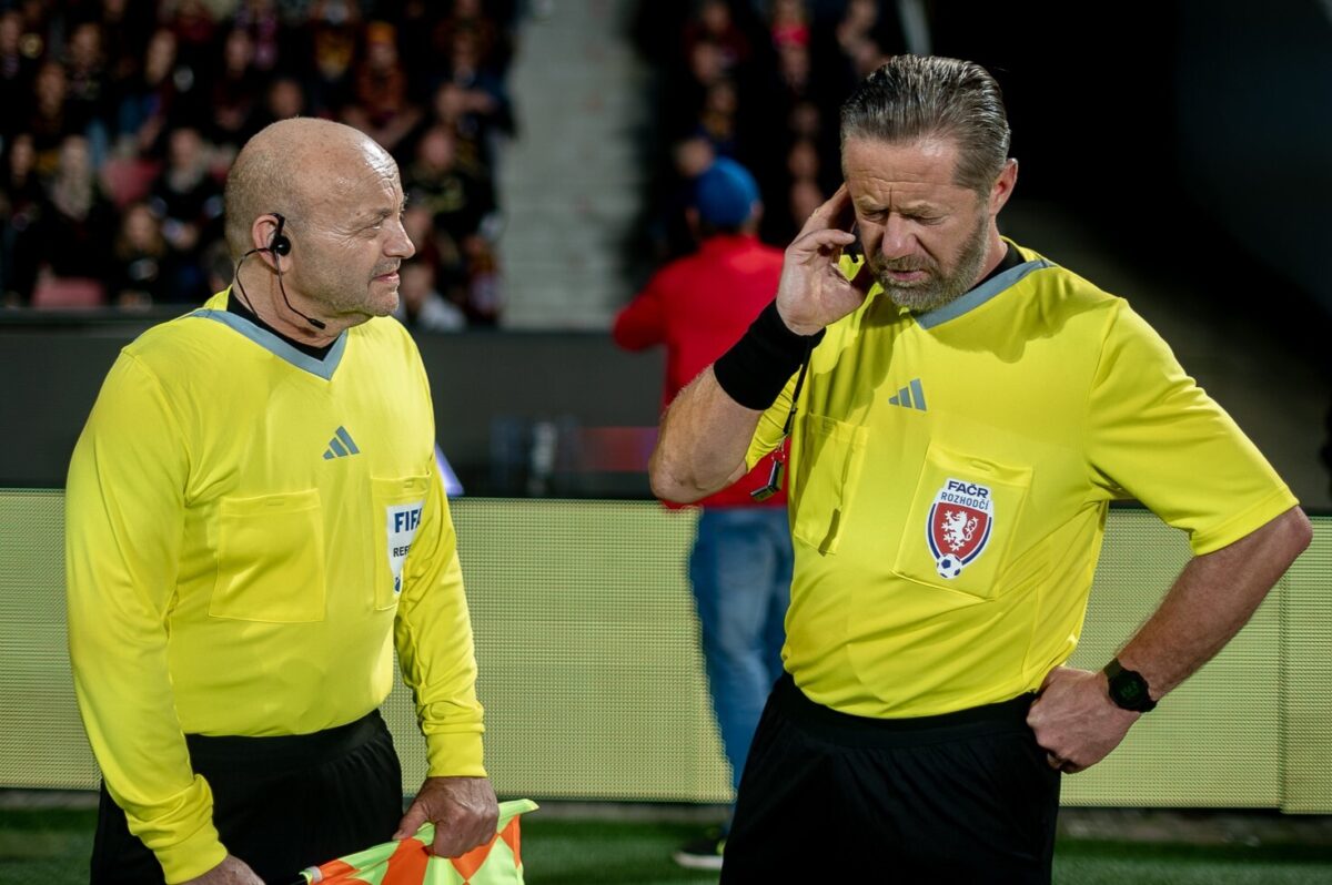 Jiří Langmajer a Robert Nebřenský jako rozhodčí ve filmu Kouzlo derby.