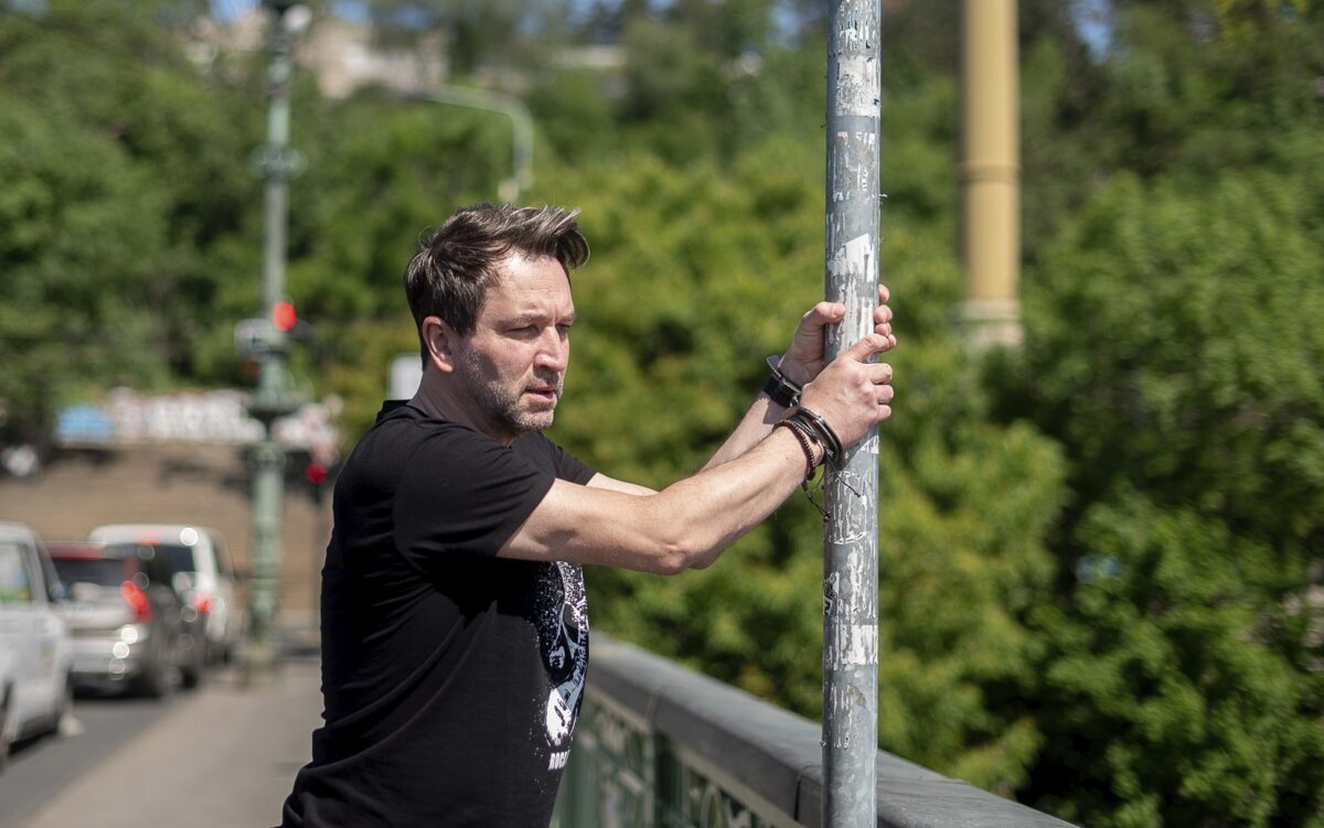 Ondřej Sokol jako zneuznaný zpěvák Štěpán