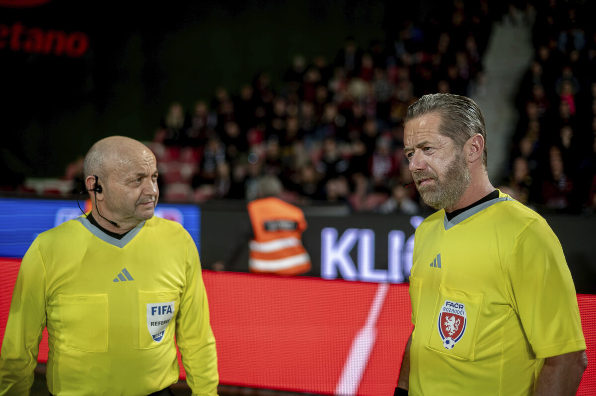 Jiří Langmajer a Robert Nebřenský jako rozhodčí ve filmu Kouzlo derby